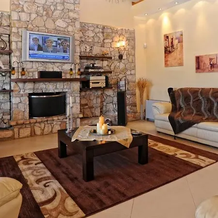 빌라 Beautiful 9-bed In With Tennis Court *