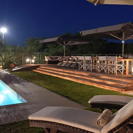 Vila Beautiful 9-bed In With Tennis Court