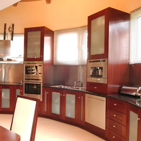 Vila Beautiful 9-bed In With Tennis Court Gouvia