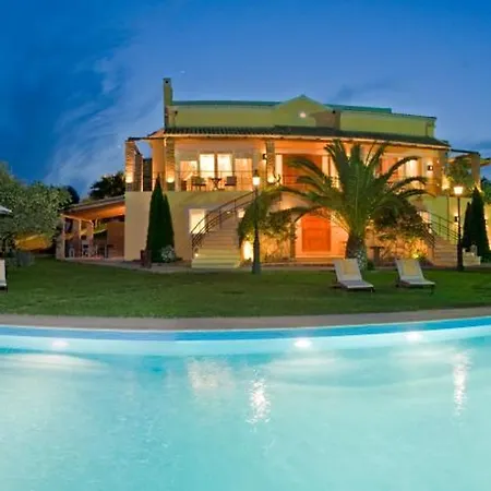 Beautiful 9-bed In With Tennis Court 빌라