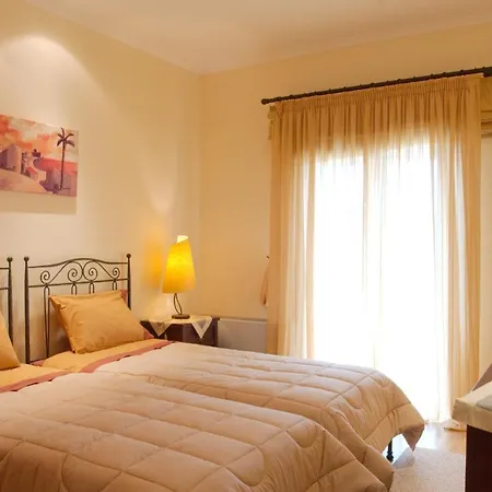 Beautiful 9-bed In With Tennis Court 빌라 고우비아