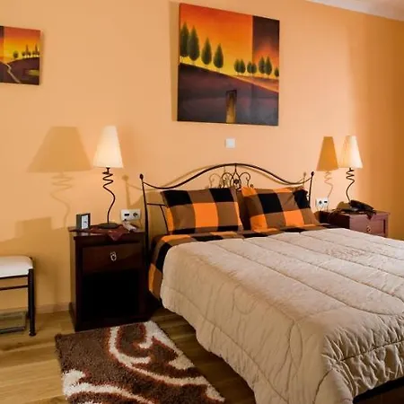 Beautiful 9-bed In With Tennis Court 빌라